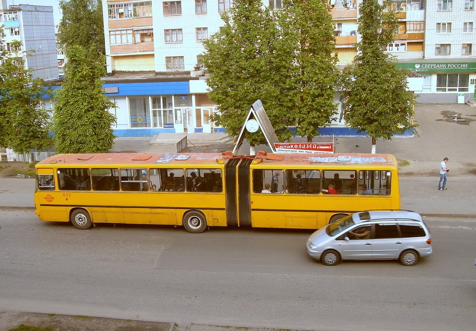 Обгон автобуса на остановке